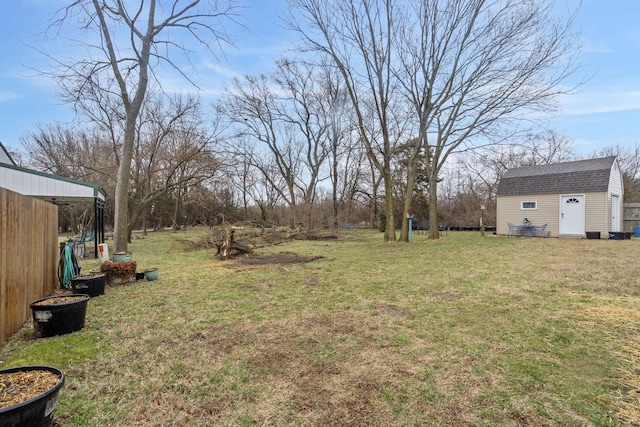 view of yard featuring an outdoor structure