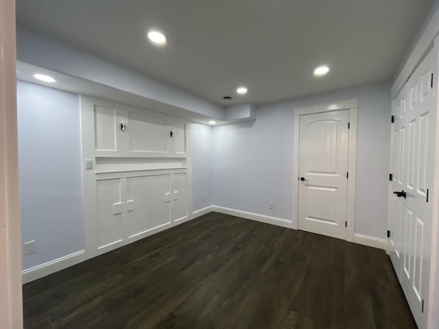 basement with dark wood-style floors, recessed lighting, and baseboards