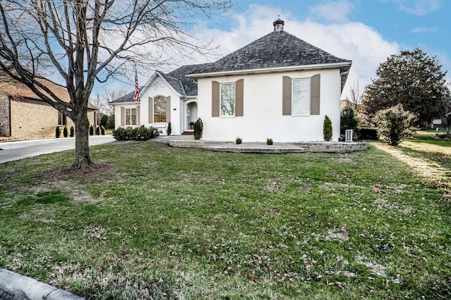 view of front of home featuring brick siding and a front yard