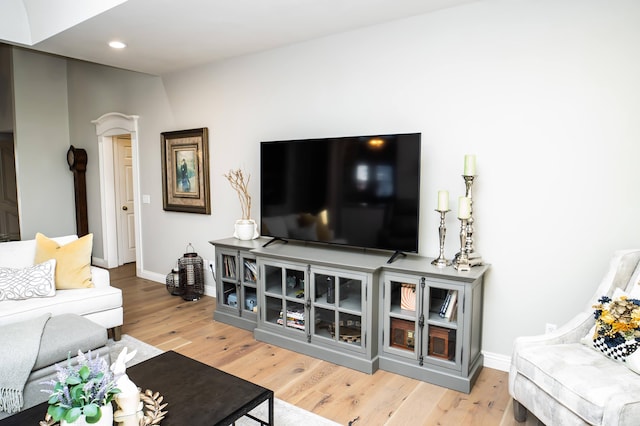 living area featuring recessed lighting, baseboards, and light wood-style floors