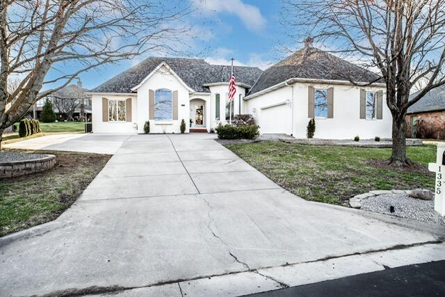 view of front of home featuring stucco siding, an attached garage, and concrete driveway