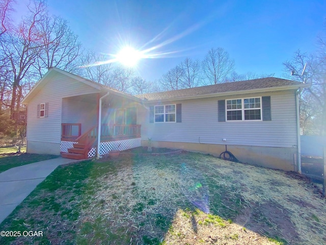 single story home featuring a front lawn