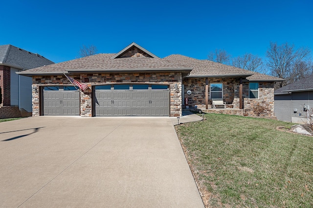 view of front of house featuring a garage, driveway, a shingled roof, and a front yard