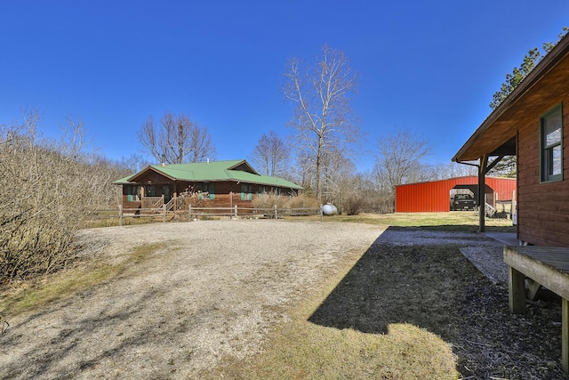 view of yard featuring an outbuilding and driveway