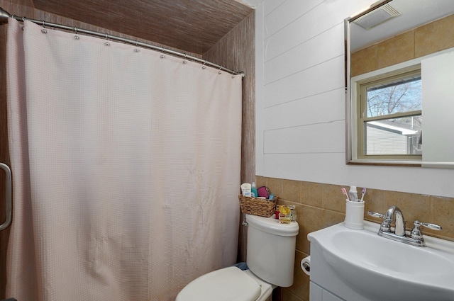 full bathroom with visible vents, toilet, vanity, and a shower with curtain