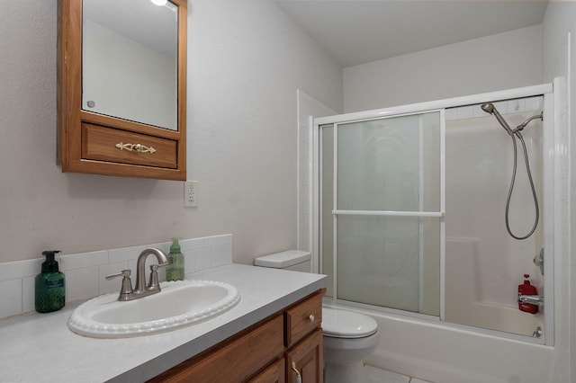 full bath with shower / bath combination with glass door, toilet, and vanity