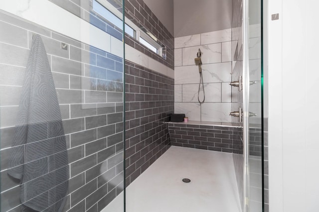 bathroom featuring a tile shower