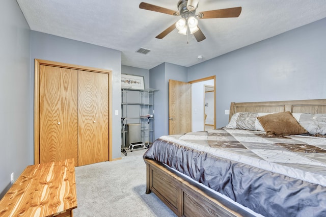 bedroom with visible vents, carpet, and a ceiling fan