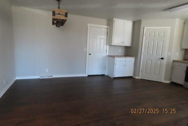 garage with visible vents and baseboards