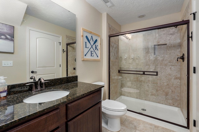 full bath featuring a textured ceiling, toilet, visible vents, a shower stall, and vanity