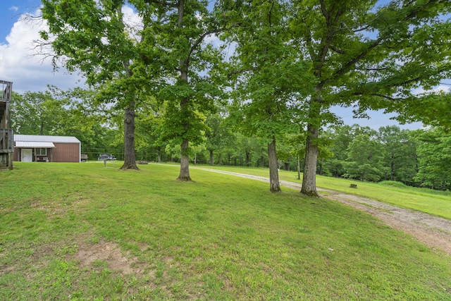 view of yard with an outdoor structure and driveway