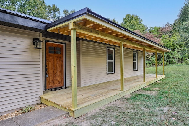 entrance to property featuring a yard