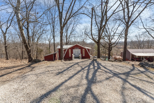 view of yard with an outdoor structure and driveway