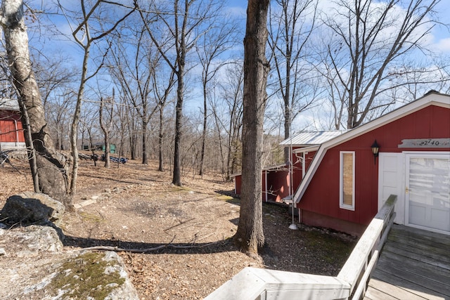 view of yard featuring an outdoor structure