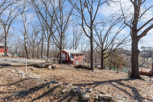 view of yard with an outdoor structure