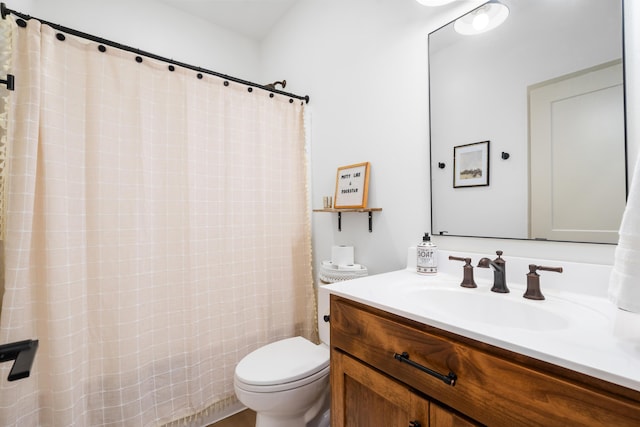 full bath featuring vanity, a shower with shower curtain, and toilet