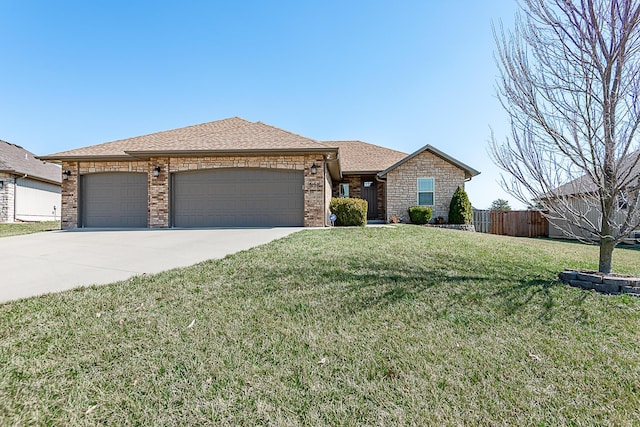 view of front of home featuring a shingled roof, a front lawn, fence, a garage, and driveway