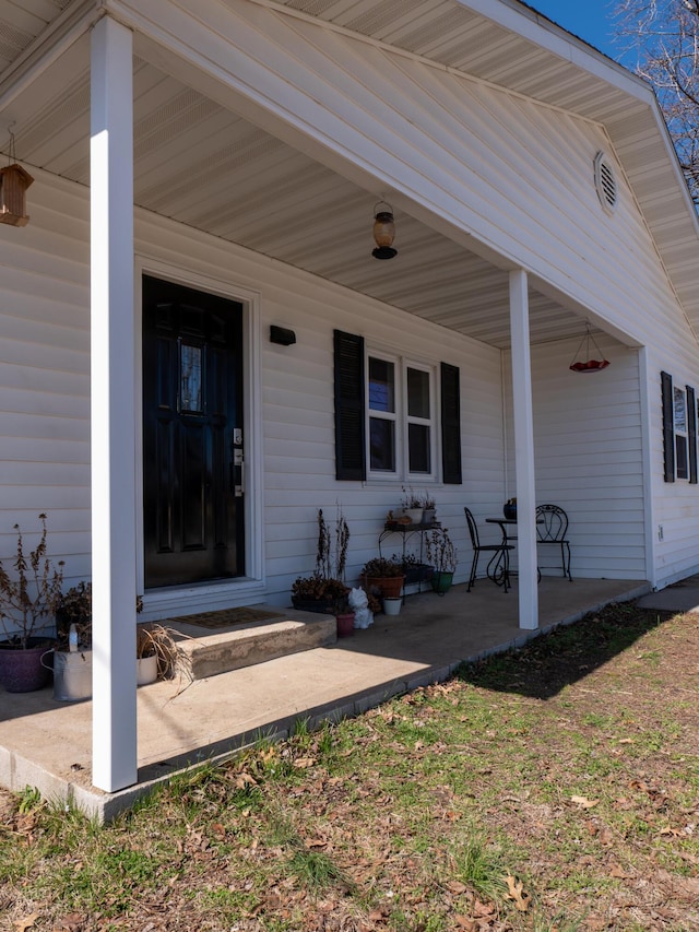 entrance to property featuring a porch