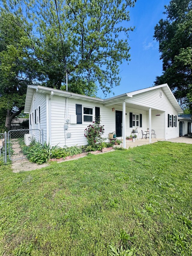 211 N Rechow, Bolivar, MO 65613 - ranch-style home featuring a patio area and a gate