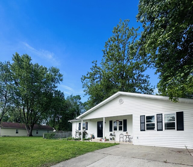 211 N Rechow, Bolivar, MO 65613 - view of front of home featuring covered porch and driveway