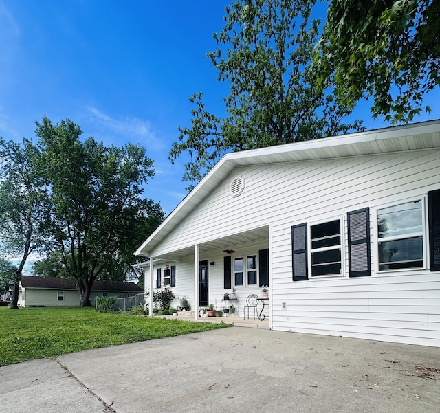211 N Rechow, Bolivar, MO 65613 - bungalow featuring a front lawn and a porch