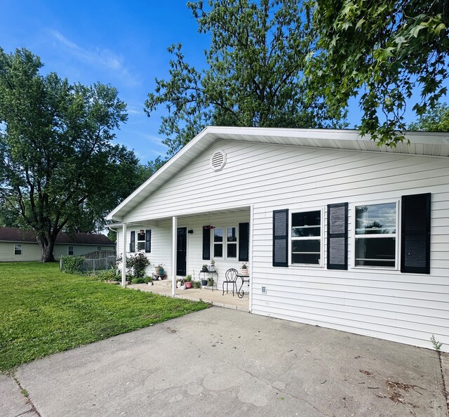 211 N Rechow, Bolivar, MO 65613 - view of front facade featuring a front lawn and a patio area