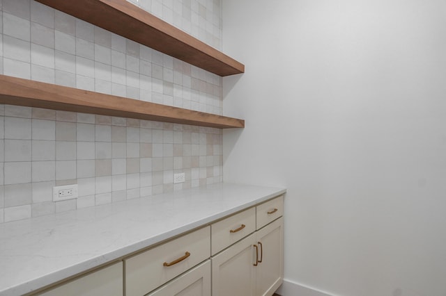 room details featuring decorative backsplash