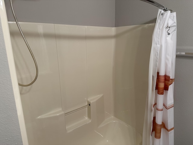 full bath with curtained shower