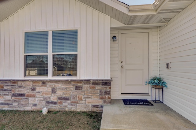 property entrance featuring stone siding