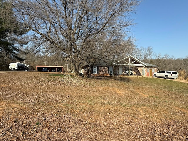 view of front facade featuring a front lawn