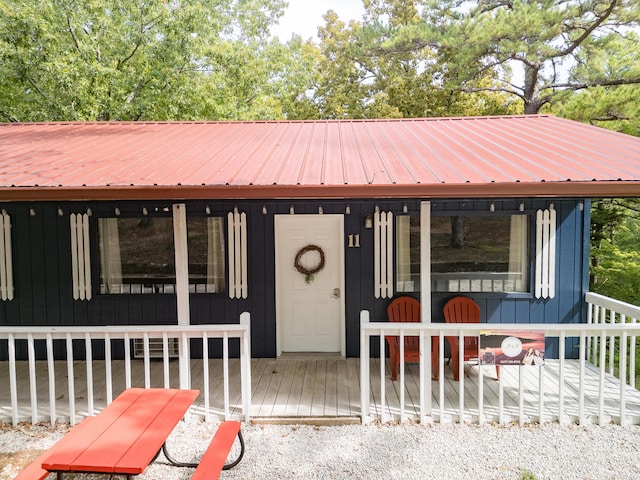 view of front of property featuring metal roof