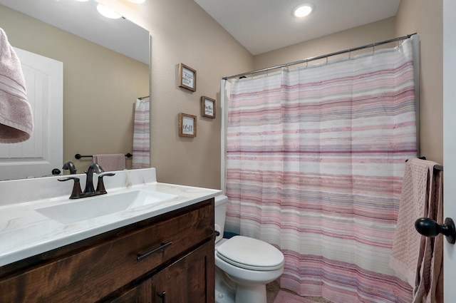 full bathroom featuring toilet, curtained shower, and vanity