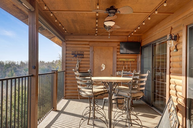 balcony featuring ceiling fan