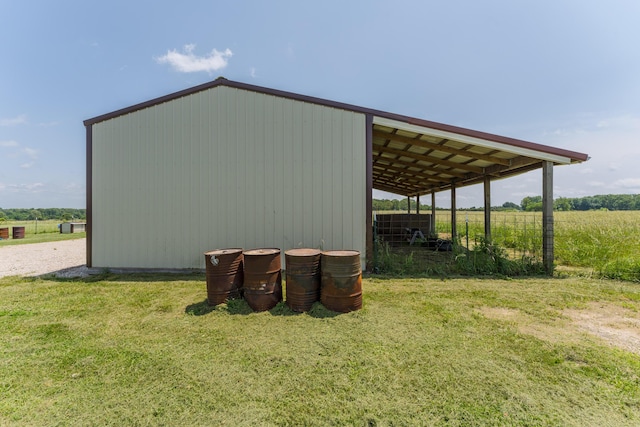 view of pole building featuring a lawn