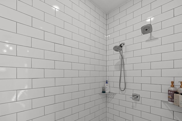 bathroom featuring tiled shower