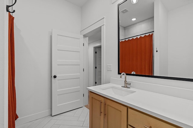 full bath with visible vents, baseboards, a shower with curtain, and vanity