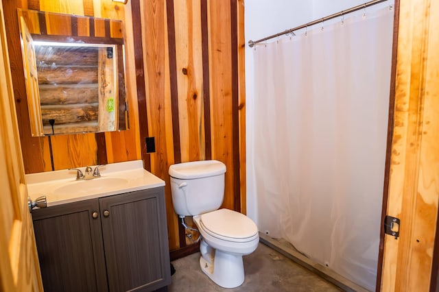 full bath with curtained shower, toilet, and vanity