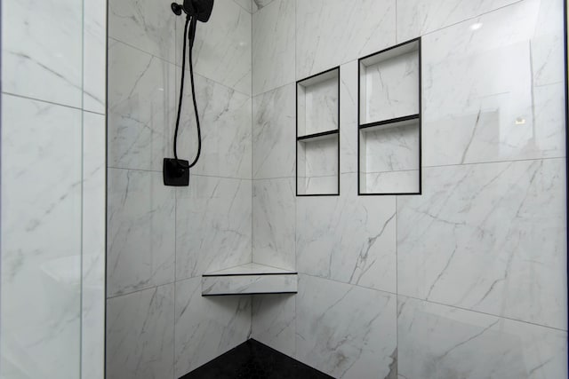 room details featuring tiled shower