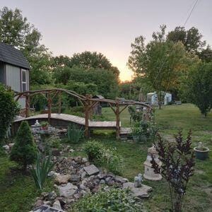 view of yard featuring a storage shed, an outdoor structure, and a garden