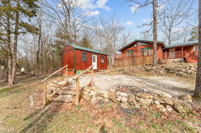 view of yard with an outbuilding