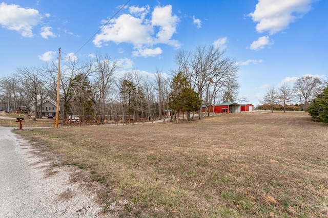 view of yard with an outbuilding