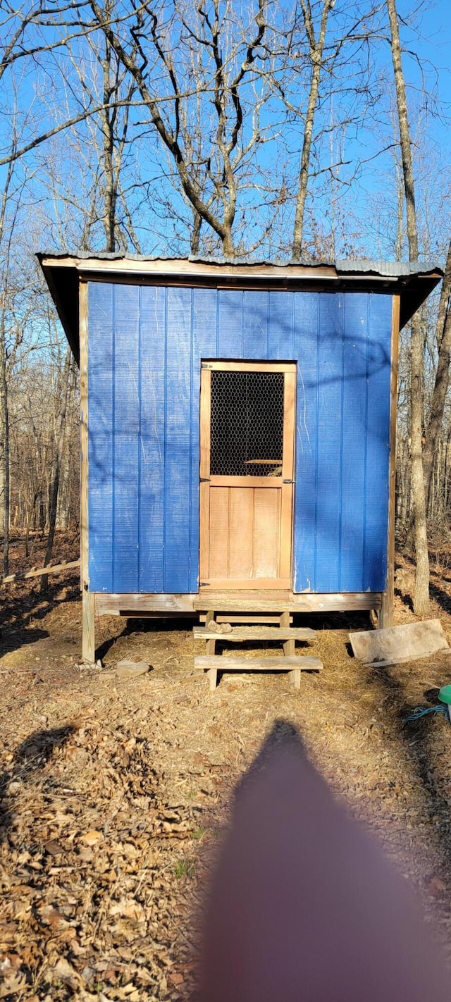 view of outdoor structure featuring an outdoor structure