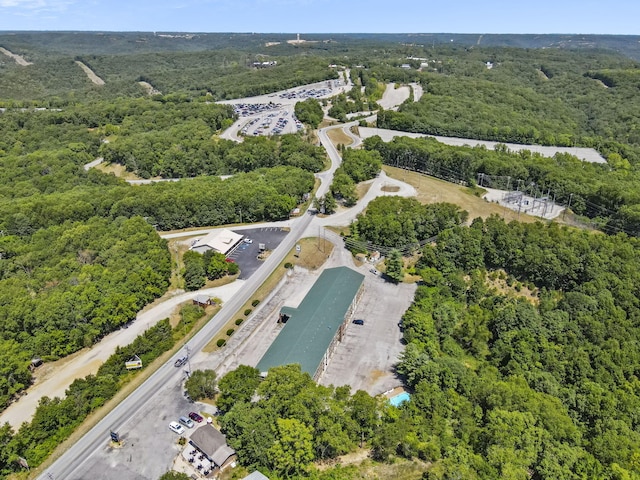 birds eye view of property featuring a forest view