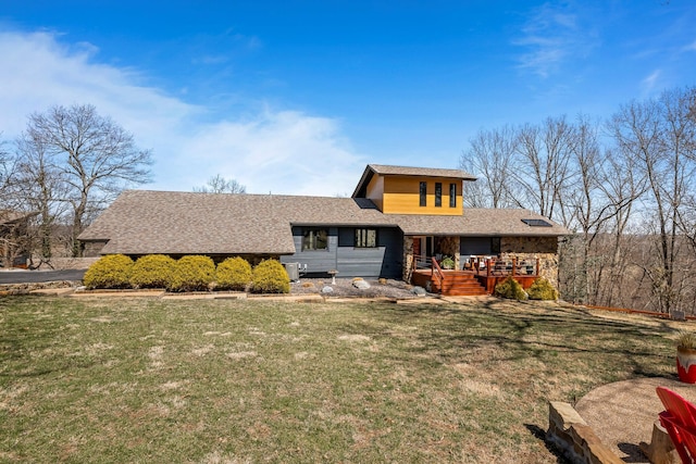 view of front of house featuring a front yard