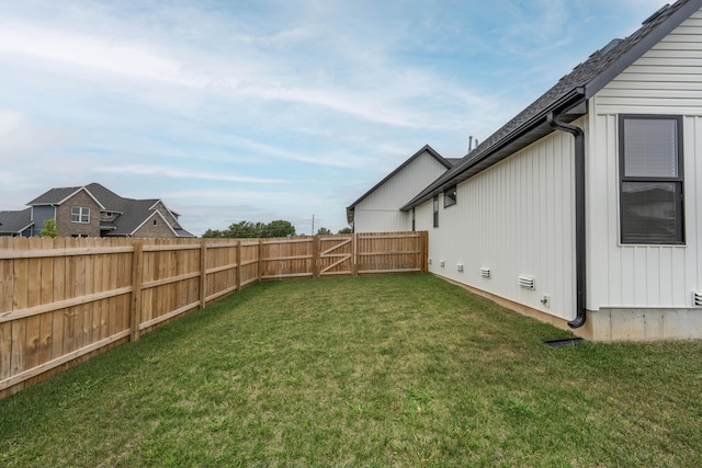 view of yard featuring a fenced backyard