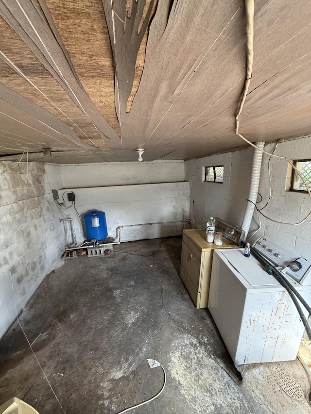 basement featuring washing machine and clothes dryer