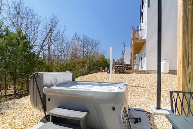 view of yard with a hot tub