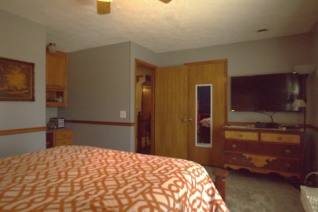 bedroom featuring ceiling fan