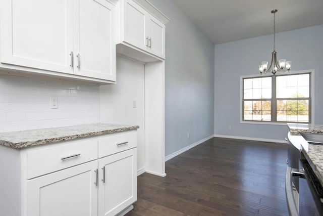 kitchen featuring white cabinetry, an inviting chandelier, dark wood-style flooring, and backsplash