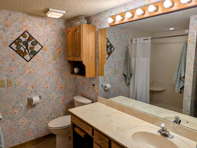 bathroom with curtained shower, a textured ceiling, toilet, and wallpapered walls